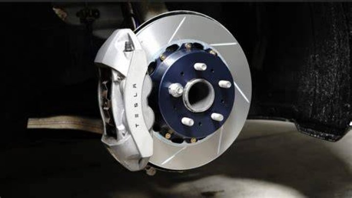 Do Tesla have brakes?